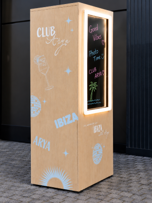 Cabine fotográfica de madeira com tela iluminada e arte personalizada da marca