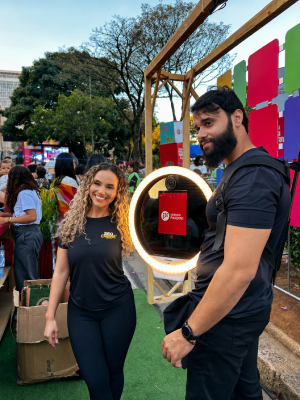 Equipe Cabine 360 operando estação fotográfica em evento